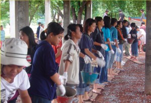 Voluntarios locales e internacionales salen a la reconstrucción de un pueblo después de un tsunami en Tailandia