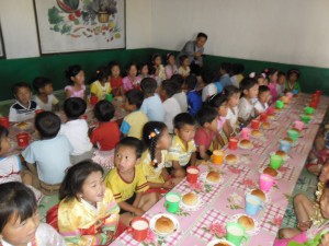 Niños de Corea del Norte están comiendo pan de la fabrica de pan hecha de donaciones recaudadas por "El Milagro de 1000 Won."