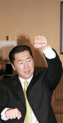 Dr. Hyun Jin Moon, Fundador de FPG Internacional explica la el movimiento de reunificación Coreana en un hotel en Seattle el 26 de marzo de 2013. [Foto, cortesía de FPG] 