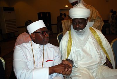 Pastor Ayo Oritsejafor, el Presidente de la Asociación Cristiana de Nigeria (izquierda), saluda al Andoma de Doma.