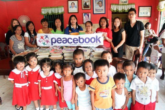 La Campaña Peacebook dona libros para los niños de las Aldeas Alllights de Filipinas