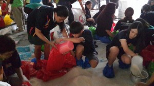 Voluntarios de Japón, Corea y Filipinas ayudaron a empacar paquetes en el DSWD en Manila.