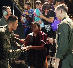 Miembros de la Marina Estadounidense ayudando como socorristas en Filipinas