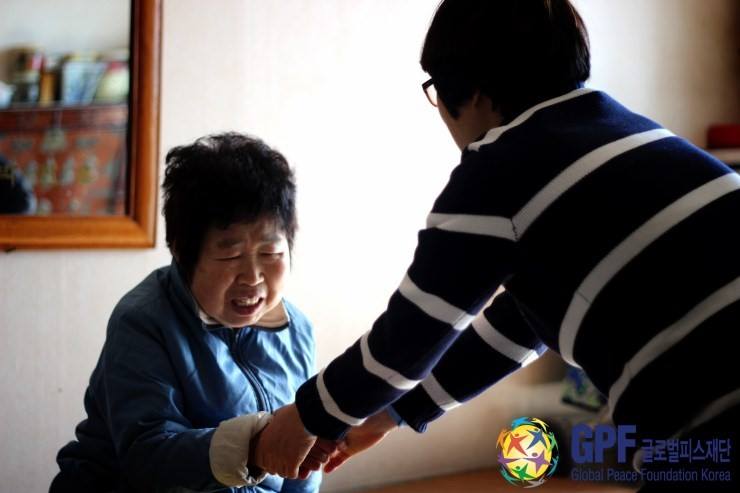 Voluntarios de GPF Corea visitando un ancianato. Una gran parte de la tercera edad en Corea vive en la pobreza.