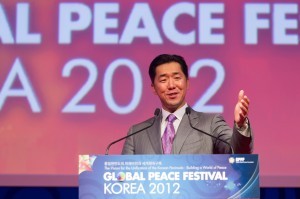 Dr. Moon pronunciando el discurso de apertura en la Conferencia de Liderazgo Paz Global en Corea. 