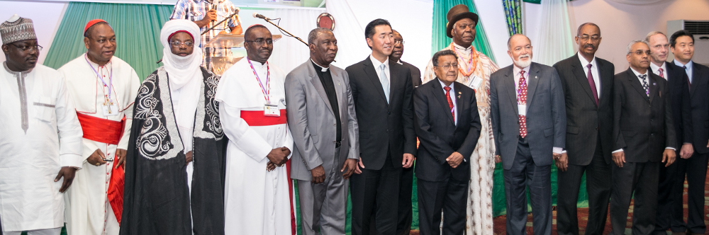 Líderes interreligiosos con líderes de Fundación Paz Global en la Conferencia de Liderazgo Paz Global 2013 Abuya, Nigeria para el lanzamiento de la Campaña Una Familia Bajo Dios.   