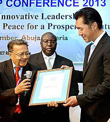 El Dr. Manu Chandaria, Director Ejecutivo del Grupo Comcraft y Asesor especial de FPG en Africa entrega al Dr. Hyun Jin Moon el premio conferido a la Fundación Paz Global Kenia en el 2013 por la Organización de las Naciones Unidas debido a los esfuerzos por la juventud y la paz. 