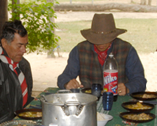  El Dr. Hyun Jin Moon pronuncia una plegaria antes del almuerzo en la ciudad de Maria Auxiliadora en Alto Paraguay junto a la via del arreo del ganado. 