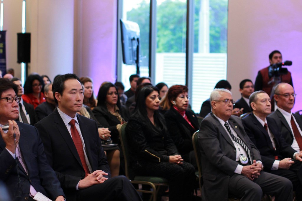 La audiencia se deleita con la experiencia de los líderes gubernamentales y empresariales durante el Simposio Internacional: "Hacia una Alianza entre Paraguay y Corea"