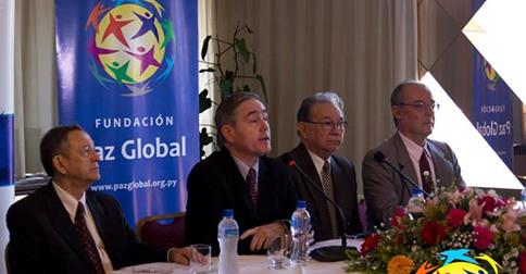El Dr. Hyun Jin Moon, Presidente de la Fundación Paz Global atiende el Simposio sobre Relaciones entre Paraguay y Corea del Sur.