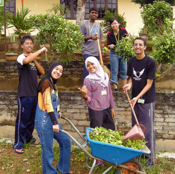 Global Peace Volunteers limpiando las comunidades de Malasia