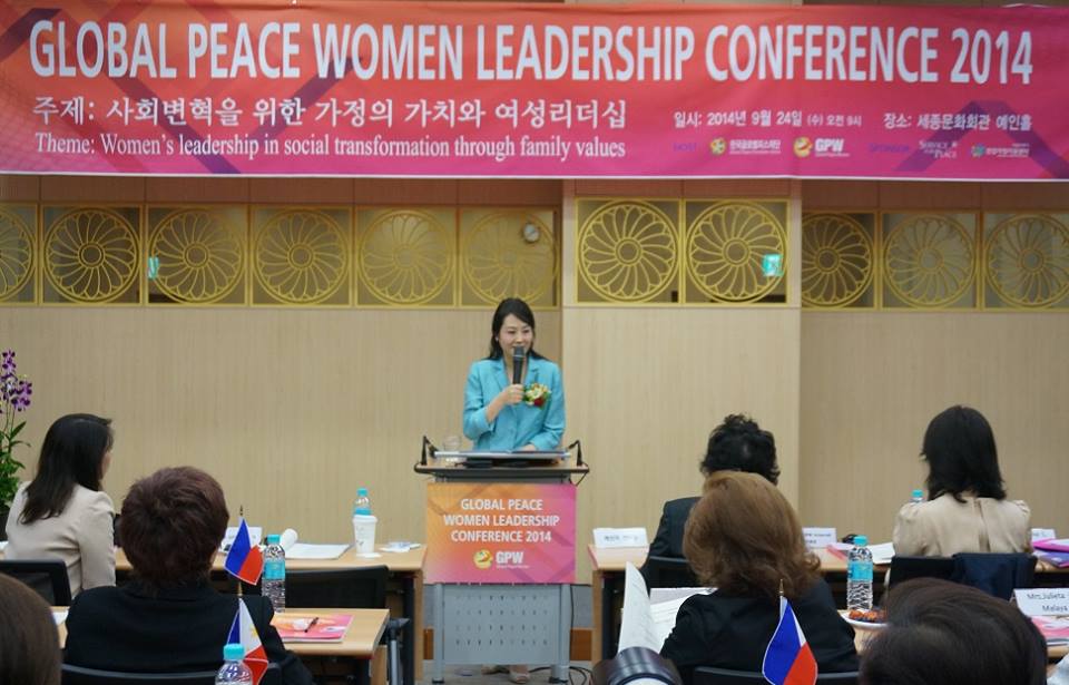 La Dra. Jun Sook Moon, Presidenta de Global Peace Women insta a las mujeres a revivir las familias Coreanas como la base para revitalizar la nación, conllevando a la unificación. 