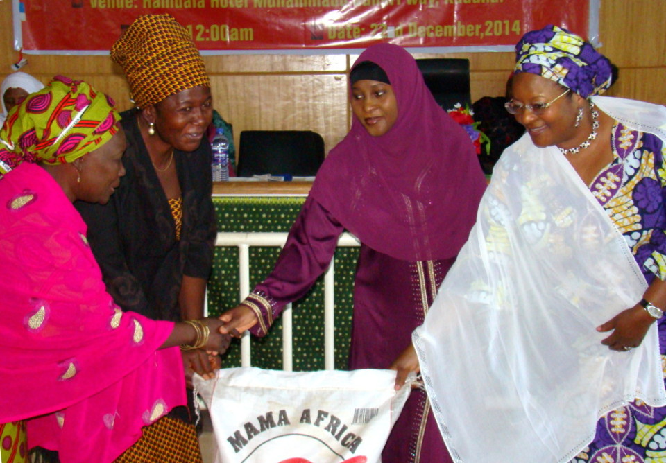 Mujeres líderes de todo el Estado de Kaduna, Musulmanes y Cristianos estuvieron presentes en el encuentro navideño. Los participantes recibieron un regalo navideño, una bolsa de arroz patrocinada por S.E. Hajiya Amina Namadi Sambo, esposa del Vice-Presidente de Nigeria, y S.E. Hajiya Fatima Ramalan Yero, esposa del Gobernador del Estado de Kaduna.
