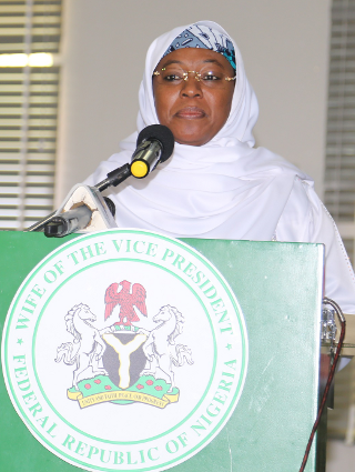 S.E. Amina Namadi Sambo preside la Cumbre de Paz de Kaduna en el 2014.