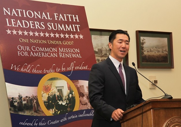 Dr. Hyun Jin Moon está hablando en la Cumbre Nacional de Líderes Confesionales en el Capitolio de EEUU