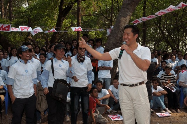 El Dr. Hyun Jin Moon aborda la importancia de la juventud y el servicio con los voluntarios en una limpieza ambiental cerca a Katmandú, Nepal, en el 2010. 