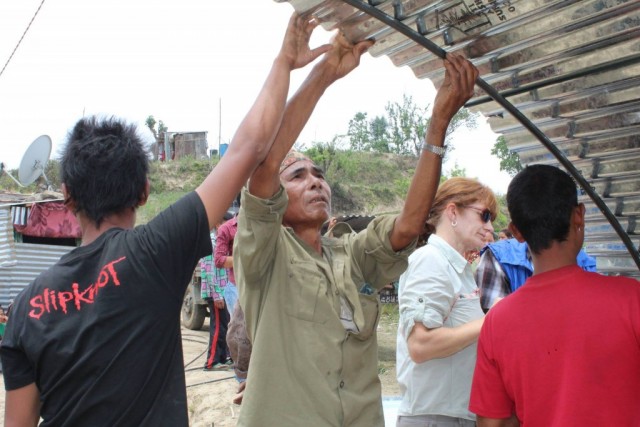 Voluntarios de #RiseNepal apoyados por la Fundación Paz Global, miembros de la Alianza de Desarrollo del Servicio y Paz en Asia Pacífica, y ONG Byond de Reino Unido para construir un refugio transitorio en Katmandú para las víctimas del terremoto del 25 de abril que sacudió el centro de Nepal. 