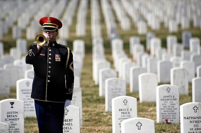 Un soldado trompetero solitario toca al final de la primera ceremonia anual de la conmemoración del personal de médicos militares caídos en el Cementerio Nacional de Arlington. (DoD foto por el especialista de comunicación masiva de 1a. clase Chad J. McNeeley/Libre)