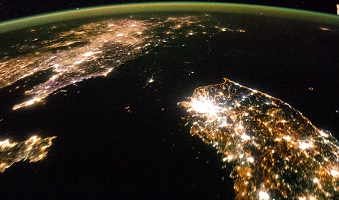Una imagen de la NASA de la Península Coreana en la noche. Corea del Norte está literalmente envuelto en la oscuridad entre las luces nocturnas de China y Corea del Sur. 