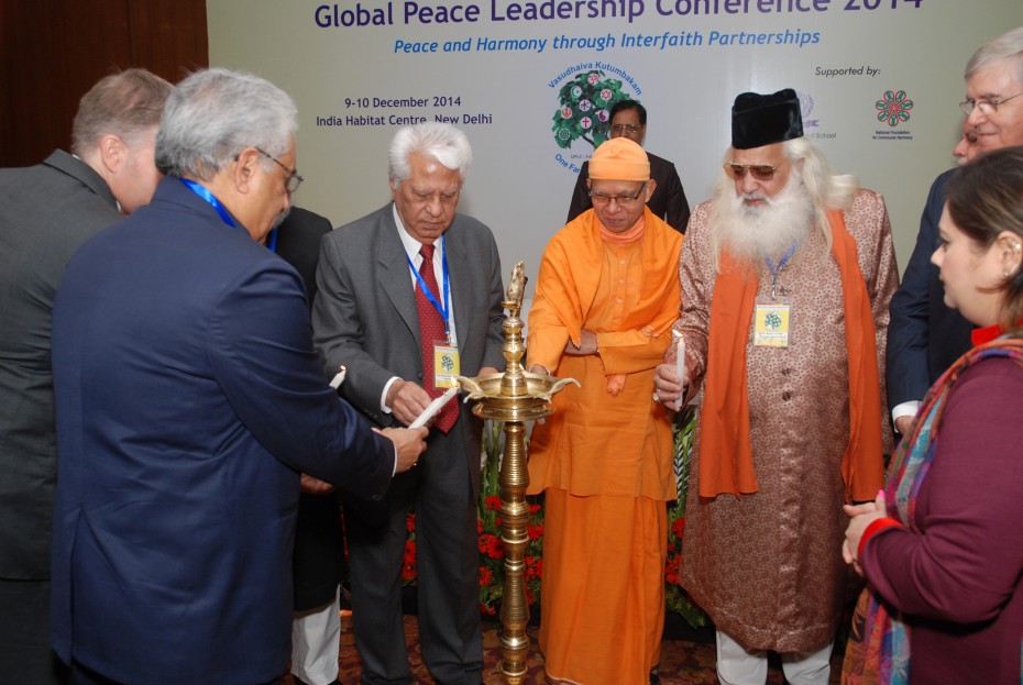 Líderes interconfesionales encendiendo la vela clausura de la Conferencia de Liderazgo Paz Global 