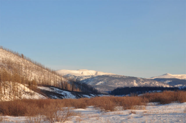 Burkhan Khaldun, Dios Montaña, emite las sombras del paisaje mongol.