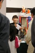 La actriz Keiko Kobayashi saluda a los miembros de la audiencia en la presentación del filme Jun Ai. 