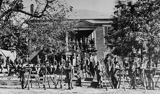 Soldados de la Unión afuera de la corte en 1865, Fotógrafo: Timothy O'Sullivan.