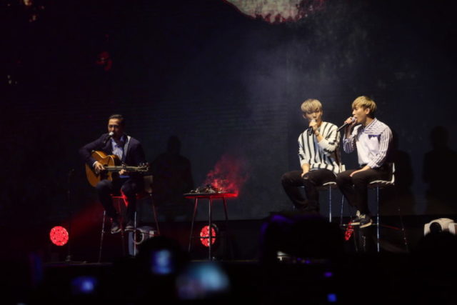 Los miembros de la banda de K-Pop BTOB, Seo Eunkwang y Im Hyunsik con el actor filipino Cesar Montano presentando 'Anak' en el Concierto para la Paz 'Una Corea' en Manila. 