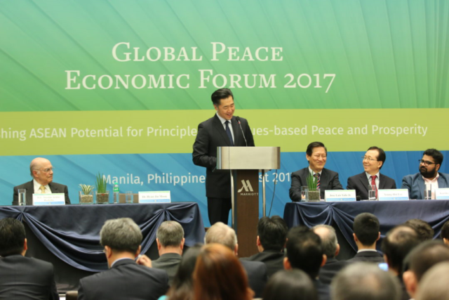 Dr. Hyun Jin Preston Moon disertando en el Foro Económico de la Convención Paz Global 2017