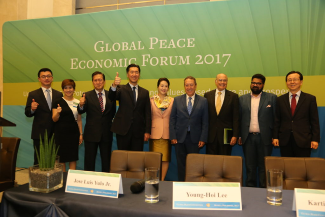 Dr. Hyun Jin Preston Moon en la foto grupal del Foro Económico de la Convención Paz Global 2017